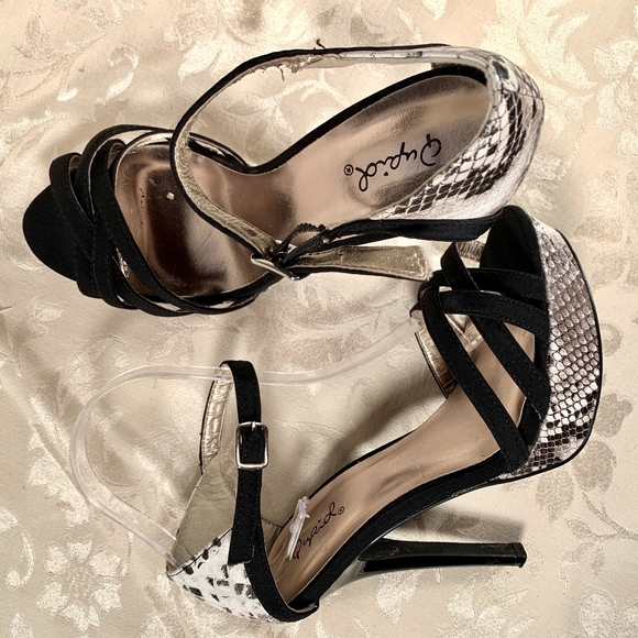 Qupid Black Leather Snake Print Sandals - Picture 3 of 3